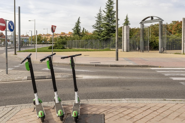 Alcuni skateboard elettrici sul marciapiede