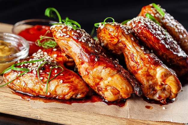 Alette di pollo fritte con salsa di pomodoro