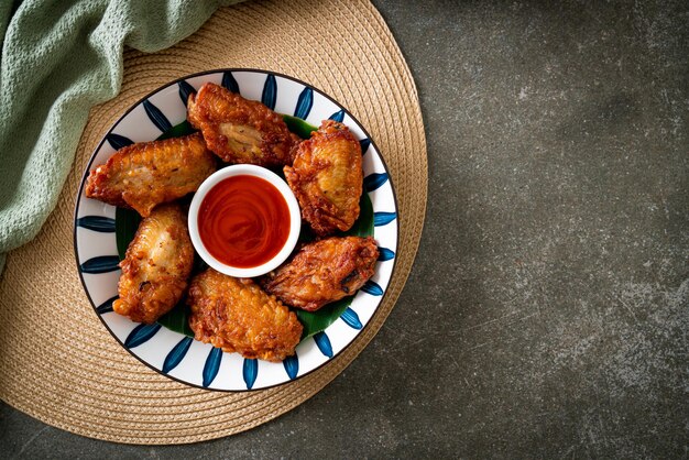 Alette di pollo fritte croccanti con salsa di pesce