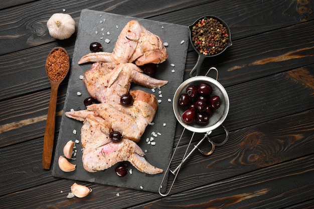 Alette di pollo marinate con amarena su fondo di legno rustico