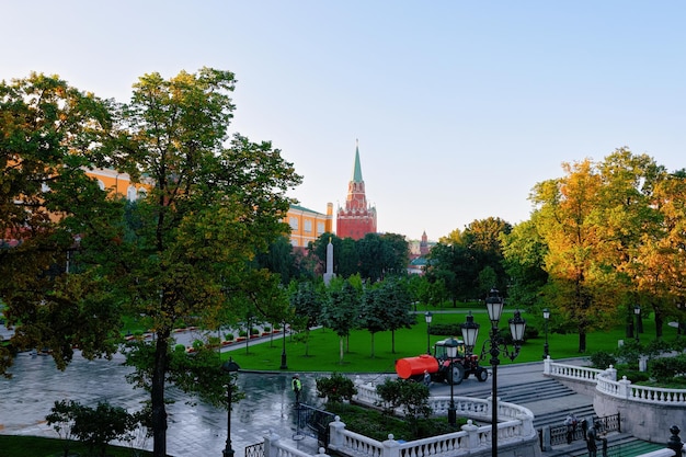 Alexander Gardens al muro del Cremlino nella città di Mosca in Russia al mattino.