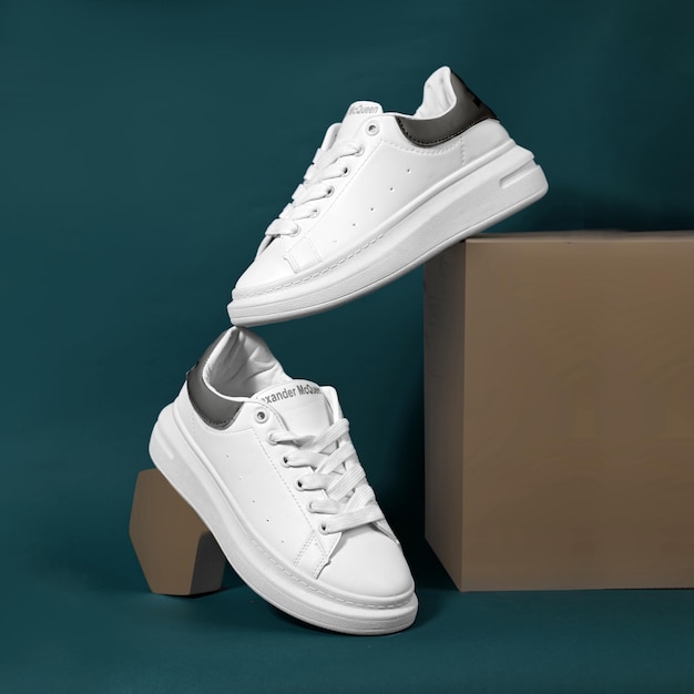 Alexander Mcqueen scarpe donna Sneakers in pelle Bianco tendenza streetwear alta moda