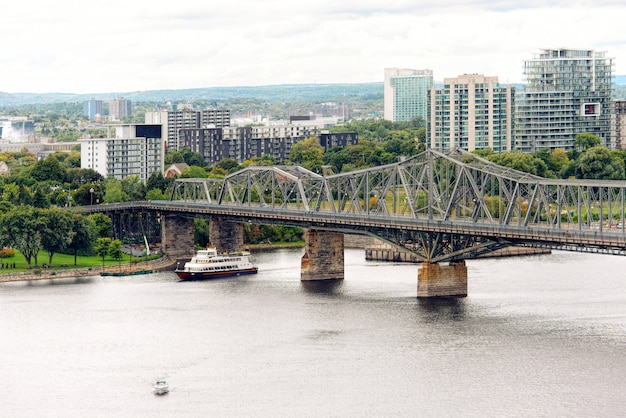 Alexandra Bridge nel giorno nuvoloso a Ottawa