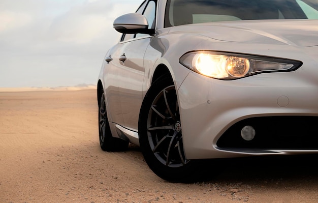 Alfa Romeo Giulia in piedi in mezzo al deserto 13.06.2021. Walvis Bay, Namibia