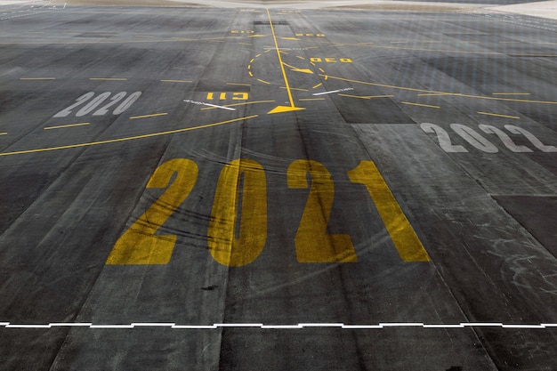 Alfabeto 2021 sul pavimento della pista dell'aeroporto, concetto per il giorno di Capodanno