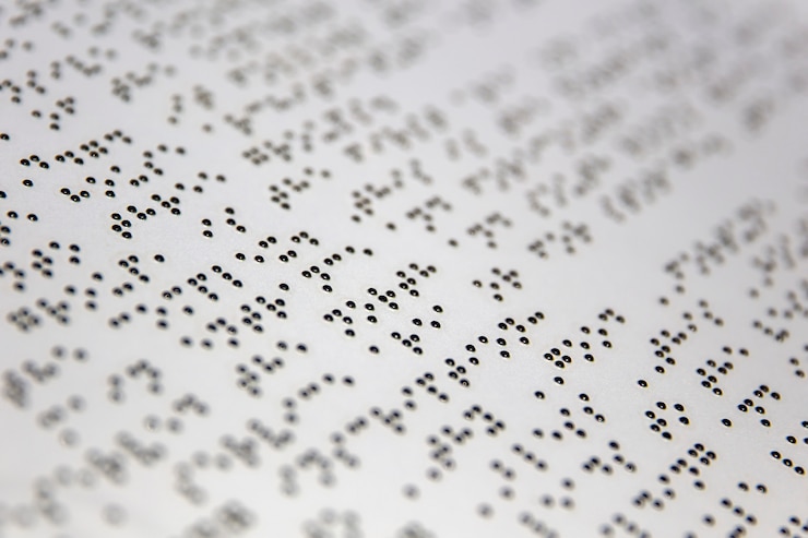 Foto alfabeto braille sul libro bianco