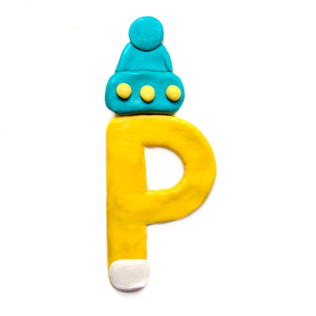 Alfabeto giallo lettera P plastilina in cappello invernale su sfondo bianco
