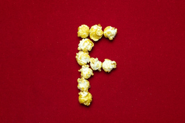 Alfabeto inglese da popcorn al cinema con la lettera F