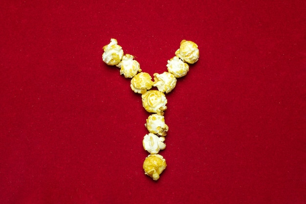 Alfabeto inglese da popcorn al cinema. Lettera Y. Sfondo rosso per il design