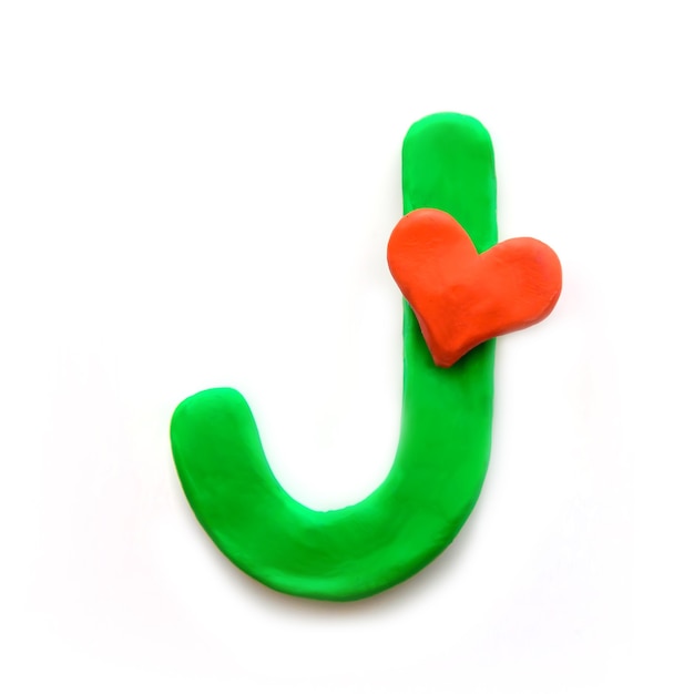 Alfabeto inglese lettera J di plastilina verde con cuore rosso che significa amore