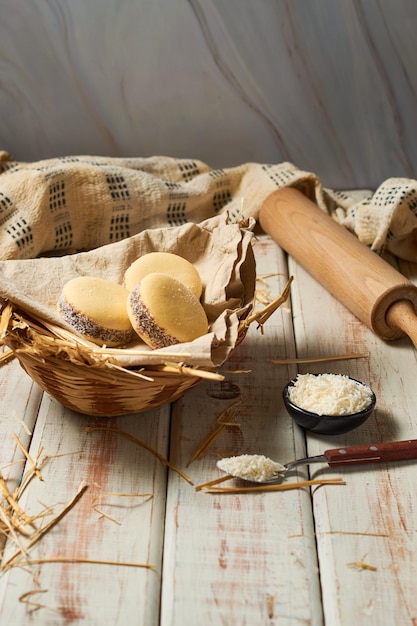 Alfajores a base di amido di mais ripieno di caramello e cocco Dolci tradizionali argentini