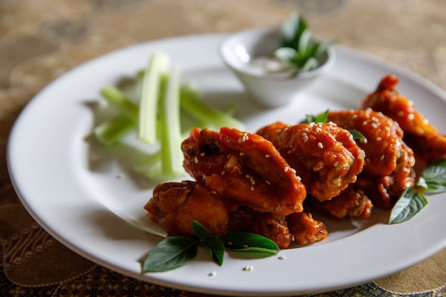 Ali di bufala, pollo fritto con salsa piccante e piccante