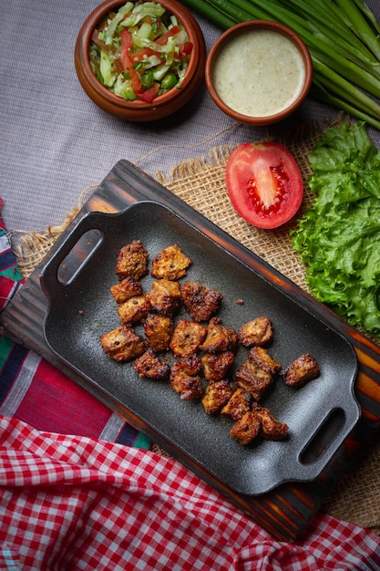 Ali di pollo al forno servite con salse diverse e limone Sfondo nero