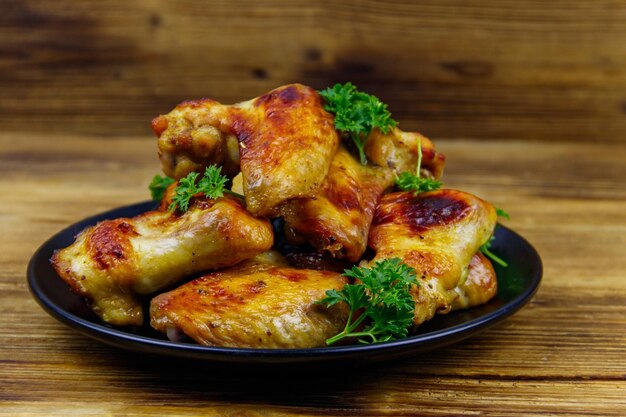 Ali di pollo al forno su un tavolo di legno