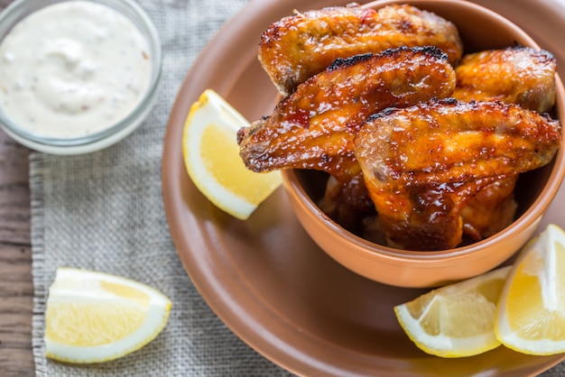 Ali di pollo caramellate con bicchiere di birra