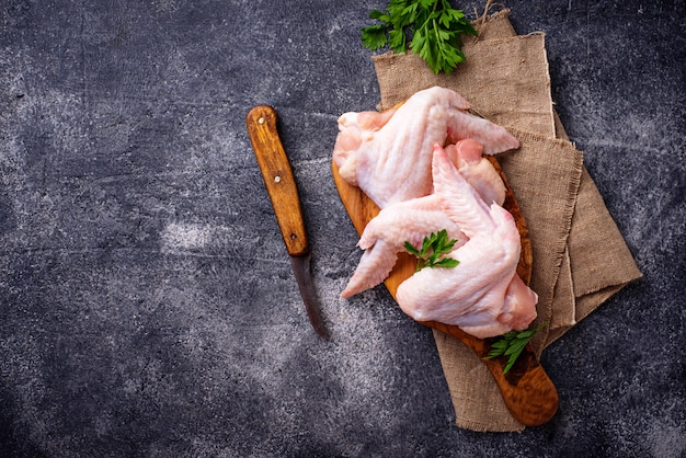 Ali di pollo crudo sul tagliere