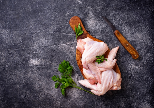 Ali di pollo crudo sul tagliere