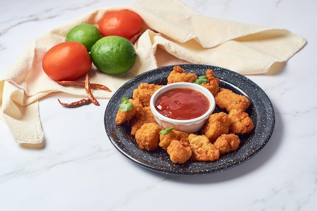 Ali di pollo disossate messicane fritte fatte in casa con ketchup