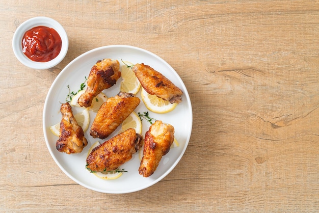 ali di pollo fritte al limone e pepe con timo