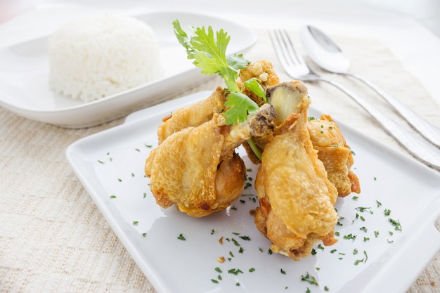 Ali di pollo fritte in un piatto bianco sul tavolo