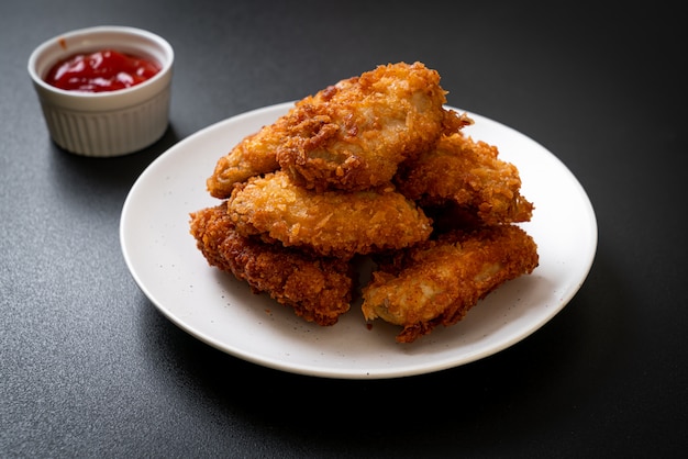 ali di pollo fritto con ketchup