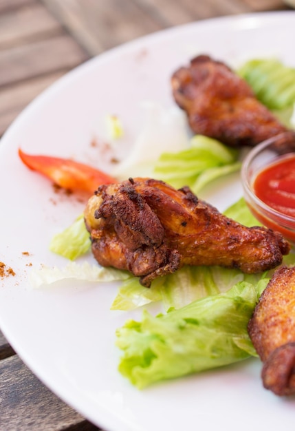 ali di pollo fritto con ketchup