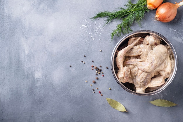 Ali di pollo marinate pronte da cucinare