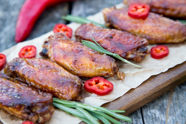 Ali di pollo piccanti al forno in stile asiatico