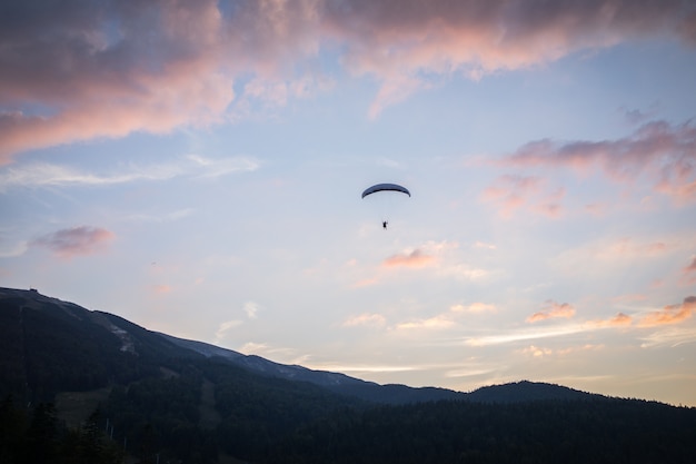 Aliante che sorvola le montagne nel giorno di estate