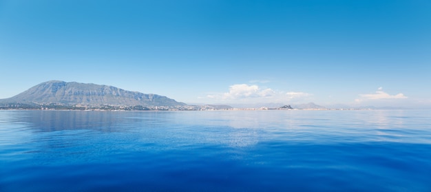 Alicante Denia vista dal mare calmo blu