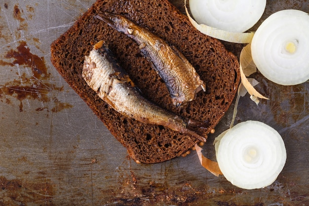 Alici sotto sale con fetta di pane