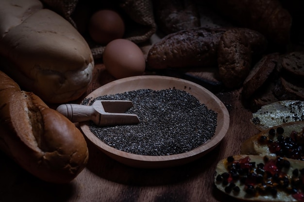 Alimentazione con illuminazione elegante con baguette francesi, pane, uova, sacchetti e semi di porcellana