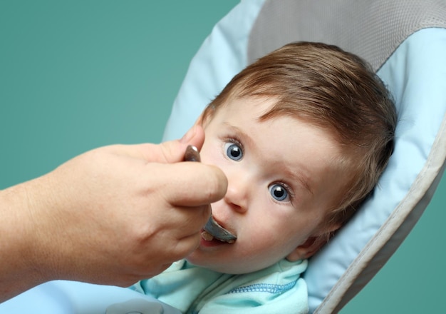 Alimentazione del bambino da parte della madre