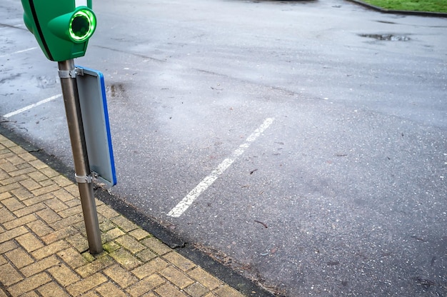 Alimentazione o presa per la ricarica di un'auto elettrica in un parcheggio in una strada cittadina