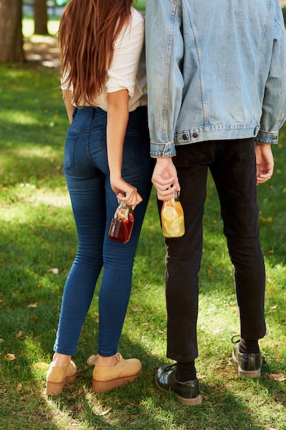 Alimentazione sana. Amici che bevono vista posteriore del tè della disintossicazione del succo fresco