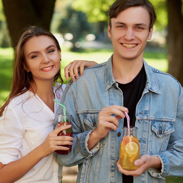 Alimentazione sana. Amici felici che bevono tè detox con succo fresco