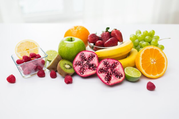 alimentazione sana, concetto di cibo e dieta - primo piano di frutti e bacche maturi freschi sul tavolo