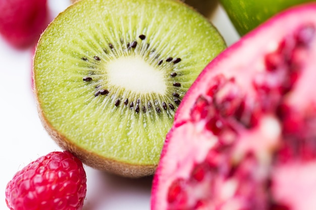 alimentazione sana, concetto di cibo e dieta - primo piano di kiwi maturi e altri frutti