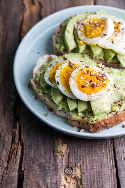 Alimentazione sana e colazione leggera - toast con avocado e uova