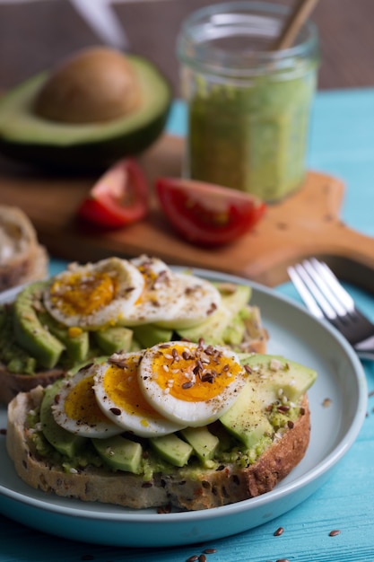 Alimentazione sana e colazione leggera - toast con avocado e uova