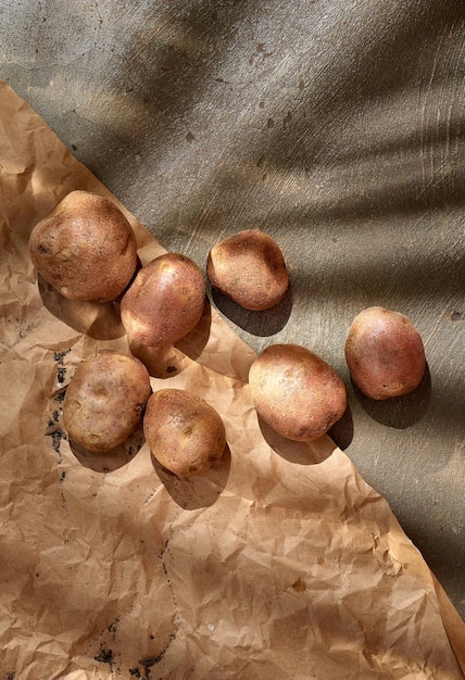 Alimenti a base di patate crude Patate fresche biologiche su carta Vista dall'alto