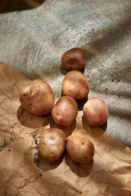 Alimenti a base di patate crude Patate fresche biologiche su carta Vista dall'alto