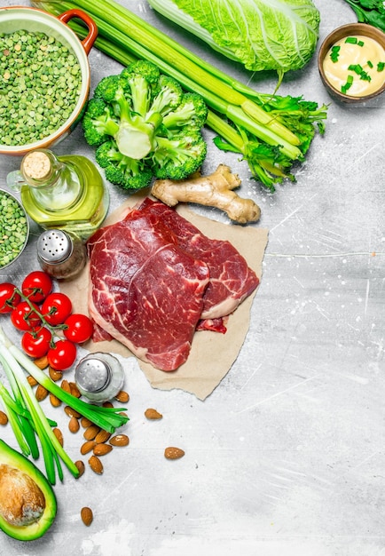 Alimenti biologici Carne di manzo cruda con cibo sano