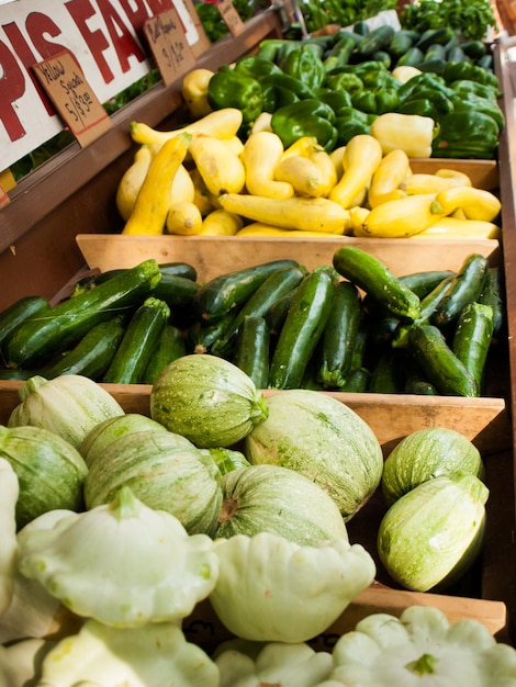 Alimenti biologici freschi al mercato degli agricoltori locali. I mercati degli agricoltori sono un modo tradizionale di vendere prodotti agricoli.