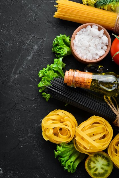 Alimenti biologici su sfondo di pietra nera Verdure e frutta Vista dall'alto Spazio di copia gratuito