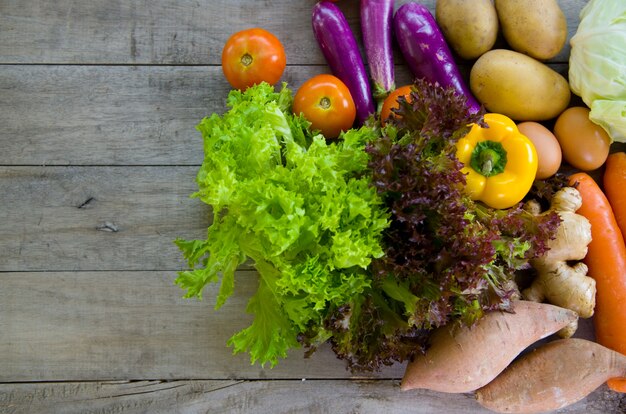 Alimenti biologici su uno sfondo in legno