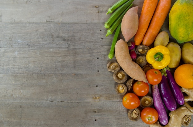 Alimenti biologici su uno sfondo in legno