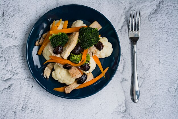 Alimenti dietetici, insalata di verdure fresche con cavolfiore