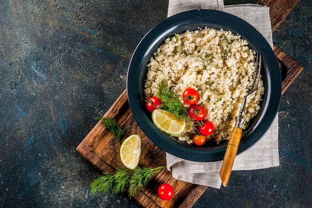 Alimenti dietetici leggeri, cuscus con pomodori, lime ed erbe fresche