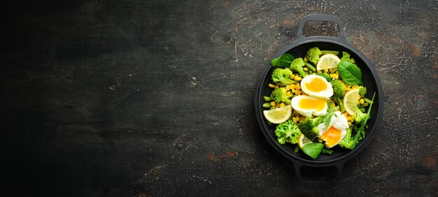 Alimenti dietetici Verdure bollite e uova sode in padella Stile rustico Vista dall'alto Spazio libero per il testo